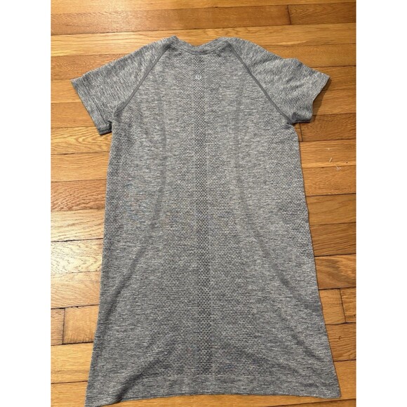 Lululemon Size 6 Swiftly Tech Short Sleeve Hip Length Gray - Picture 3 of 5